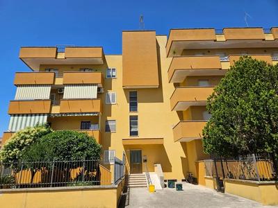 Piena proprietà, appartamento sito nel comune di Maglie (Le), in piazza Achille Pellizzari. L'appartamento è in un condominio, con accesso diretto ed indipendente dalla pubblica via a mezzo di un vano scala comune.  E' composto da: ampio soggiorno, cucina, due disimpegni, due ripostigli, un wc, una camera da letto e due vani, due balconi. Una parte del balcone retrostante, è stata chiusa un infisso in alluminio.  E' in buone condizioni di conservazione e manutenzione e con finiture di livello discreto.