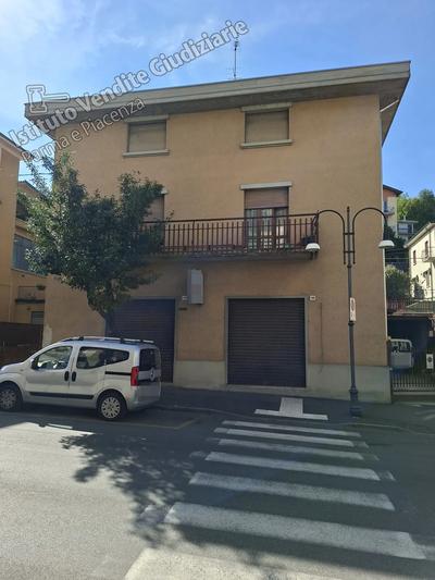 Lotto 1-La piena ed intera proprieta' di intero edificio con annessa area cortilizia, a destinazione mista, in parte civile abitazione e in parte commerciale, che si sviluppa da terra a tetto con i piani collegati da scala comune.