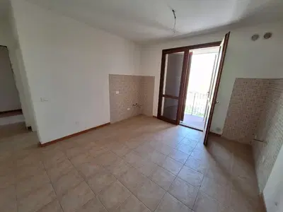 Bilocale al piano secondo con garage sito a Capannoli (PI), in via Gramsci 58. Per maggiori informazioni visitare il portale www.quimmo.it - Codice annuncio 2638805