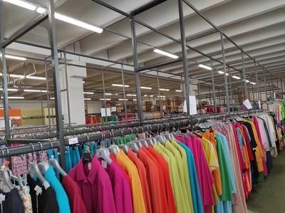 Lotto composto da rimanenze capi di abbigliamento donna, scaffalatura fissa e stand carrellati e fissi:-ml 125x3,00x0,73 scaffalatura fissa in ferro per capi appesi su 2 livelli bifacciale. ( Lotto 1/AV ), -54 stand carrellati per capi appesi, 2 stand fissi per capi appesi. ( Lotto 5/AV ), -Rimenenze capi abbigliamento donna: ca. 2.200 pezzi (gonne, pantaloni, capispalla, maglie)