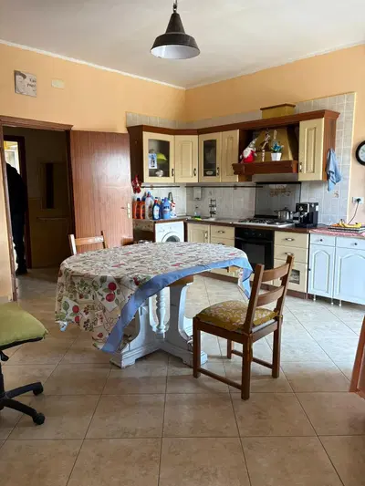 alloggio popolare sito ad Augusta nella Via I Maggio n. 3 piano quarto, Scale E, composto da quattro vani ed accessori, con annesso locale cantina a piano terra.