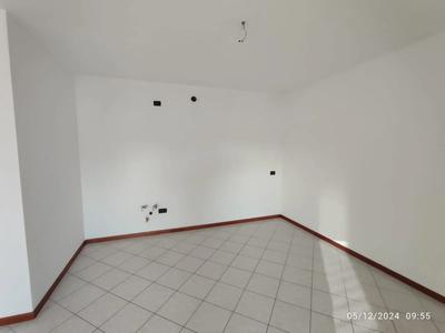 Intera piena proprietà di Bene n. 4) Appartamento posto al piano secondo di fabbricato facente parte di complesso condominiale e composto da soggiorno-cucina, atrio, due camere da letto, bagno e balcone; Bene n. 9) Garage pertinenziale posto al piano terra del medesimo fabbricato.