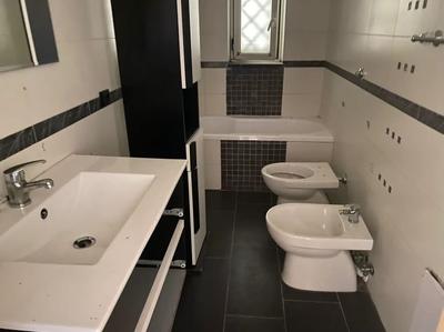 Immobile ad uso abitativo posta al piano terra di un edificio plurifamiliare di corte, ubicato nel Comune di Sant’Arpino (CE), alla via Luigi Pirandello n. 5, con accesso attraverso la corte condominiale. L’accesso all’alloggio avviene direttamente dal cortile comune; l’unità presenta una distribuzione interna funzionale e razionale, articolata in ingresso/soggiorno, ripostiglio, cucina/pranzo, disimpegno, n. 2 camere da letto, bagno, oltre a terrazzo porticato posto sul fronte. 