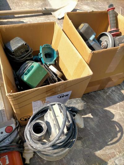 Alfa Romeo Stelvio FG805XJ, telaio ZARFAHLN1H7B52006, immatricolazione 28/03/2017, kw 206, cc 1995, benzina, euro 6B, cambio automatico, con libretto di circolazione, senza certificato di proprietà, con due chiavi. Sul mezzo grava atto amministrativo promosso da Agenzia delle Entrate-Riscossione Cuneo + trascrizione di procedimento concorsuale + atto amministrativo promosso da Areariscossioni srl Mondovì.Piccola attrezzatura in particolare trapano, cazzuola, tassellatrice, livello laser e secchielli.