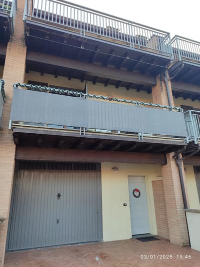 Intera piena proprietà di Bene n.32) Villetta a schiera sviluppantesi su 3 piani fuori terra, facente parte di fabbricato inserito in un complesso condominiale e composta: al piano terra, da porticato e ingresso con vano scale; al piano 1, da vano scale, atrio, bagno, cucina, soggiorno e balcone; al piano secondo, da vano scale, atrio, bagno, due camere da letto e balcone; con annesse aree cortilive antistante e retrostante; Bene n. 33) Garage pertinenziale posto al piano T del medesimo corpo di fabbrica