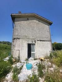 Piena ed intera proprietà di fabbricato con annesso terreno sito in Casalbore (AV) alla contrada San Michele snc, distinto in catasto fabbricati del predetto Comune al foglio 15, part. 462, cat. A/4, classe 2, consistenza vani 5,5, superficie 191 mq e annesso terreno di 1.275 mq ; terreno sito in Casalbore (AV) alla contrada San Michele snc, distinto in CT del predetto Comune al foglio 15 part. 29 e 210;  Piena proprietà per la quota di ½ di fabbricato  distinto in catasto fabbricati al foglio 15 part. 32
