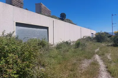 Edificio logistico da completare a Messina (ME), contrada Santa Maria, via Torrente Trapani snc. Superficie coperta di 2130 mq circa. Superficie scoperta di 3437 mq circa. Condizioni discrete Per maggiori informazioni visitare il portale www.quimmo.it - Codice annuncio 2638842