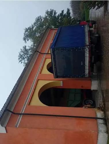 Villetta con fabbricati ad uso agricolo, capannoni e terreni. 