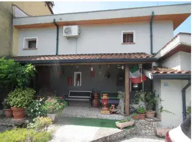 Fabbricato contiguo ad altro fabbricato. La parte abitabile è posta al piano primo e la parte rimanente è destinata a vani accessori. Al piano terra, vi sono una cucina e un soggiorno locale a uso magazzino, un ripostiglio, un ingresso con vano scala di accesso ai vani abitabili posti al piano primo, due porticati e l'autorimessa distinta con il sub. 2. Al piano primo vi sono due camere, un bagno con antibagno, un disimpegno notte e un terrazzo esterno. Occupato. Difformità edilizie sanabili.