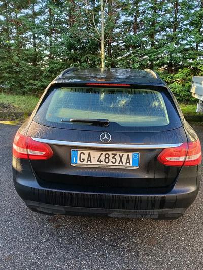 autovettura Mercedes-Benz, modello Classe C 200 d targata GX483XA, alimentazione diesel, potenza pari a 118 kW e cilindrata di 1.597 cm³, dotata di cambio automatico, immatricolata in data 29/06/2020. Il veicolo è intestato a Allu Trade S.r.l. e, dalla visura PRA, risulta iscritto un fermo amministrativo (attore I.C.A. Imposte Comunali Affini S.p.A.) per un importo di € 462,00. Le condizioni risultano buone sotto il profilo meccanico, mentre carrozzeria e pneumatici necessitano di interventi