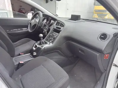 AUTOVETTURA PEUGEOT 5008