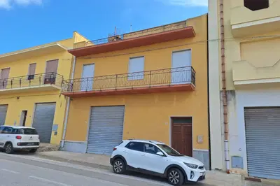 Fabbricato urbano sito nel Comune di Custonaci (TP), località Sperone, con accesso dai civici 78–80 di via San Vito, indipendente e sviluppato su tre livelli fuori terra, con area pertinenziale. Sup. totale: 568,80 mq Per maggiori informazioni visitare il portale www.quimmo.it - Codice annuncio 2638073
