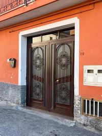 Intera proprietà di appartamento posto all’interno di un fabbricato composto da più appartamenti, sito in Avella (AV) alla via Salvo D’Acquisto n. 9/19, con accesso tramite un portone condominiale prospiciente la strada comunale che immette in una corte condominiale