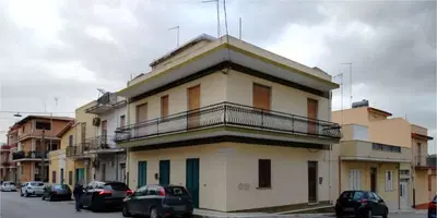 Diritti di proprietà per la quota di 1/10 dell’unità immobiliare sito in Ispica (RG), Via Romagna n.18 piano 1-T-2, identificati al catasto del Comune di Ispica al foglio 10, particella 1335, sub.12, cat. A/3 Classe 02, consistenza 10 vani, rendita € 723,04