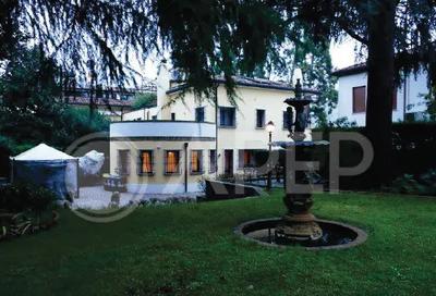 Lotto Unico - piena proprietà di porzione immobiliare facente parte del fabbricato quadrifamiliare sito in Comune di Padova, località San Giuseppe, Via Dei Mille n. 12, e precisamente l'abitazione occupante la zona sud del fabbricato, disposta ai piani terra, primo e secondo (sottotetto) con ampio scoperto esclusivo di mq. 762 adibito a giardino, dotata di ascensore e impianto fotovoltaico; il tutto per una superficie commerciale complessiva di mq. 410. Occupato dal debitore.