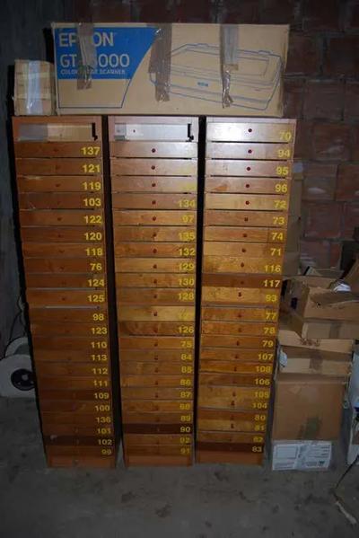 LOTTO DUE: Beni mobili per arredo e strumentazione fotografica di vario tipo (ad es. cassettiere, armadi, sedie, poltrone, macchine fotografiche, plotters, pannelli metallici, proiettori, ecc.)