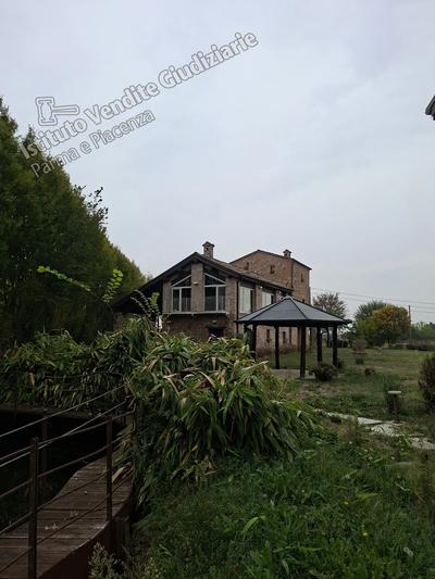 Lotto 1-In piena proprieta', villa indipendente da terra a tetto, comprendente una porzione abitativa al piano terreno e al piano primo, oltre a locali accessori nel piano seminterrato e nel sottotetto, con area cortilizia e terreno pertinenziale, su cui insistono, un fabbricato disposto su due livelli, fabbricatelli adibiti a centrali termiche con relativi impianti e un ulteriore fabbricatello adibito ad autorimessa. 