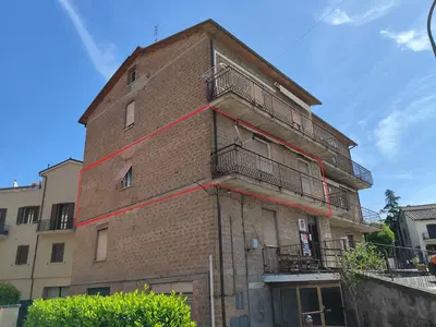 Abitazione  civile  disposta  al  piano  primo  oltre  ad accessori ,composto da una cucina, un soggiorno, due camere da letto ed un bagno oltre a  balconi  e  disimpegno  d’ingresso; oltre ad un garage ed un posto auto situati al piano seminterrato. Si  rimanda  alla  perizia  di  stima  per  una  puntuale  descrizione  dell’immobile,  anche  con riferimento  alla  presenza  di  eventuali  difformità  urbanistiche  e  catastali  riscontrate,  nonché alle modalità di determinazione del prezzo.
