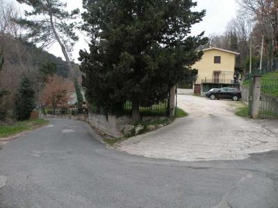 abitazione in Villino a schiera, ubicata in zona  periferica  di Scandriglia...