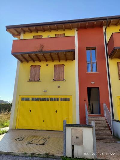Intera piena proprietà di: Bene n. 14) Villetta a schiera sviluppantesi su tre piani fuori terra, facente parte di fabbricato inserito in un complesso condominiale e composta: al piano terra, da ingresso con vano scale; al piano primo, da vano scale, antibagno, bagno, cucina-soggiorno e balcone; al piano secondo, da vano scale, atrio, tre camere da letto, bagno e balcone; con annessa area cortiliva; Bene n. 15: Garage pertinenziale posto al piano terra del medesimo corpo di fabbrica