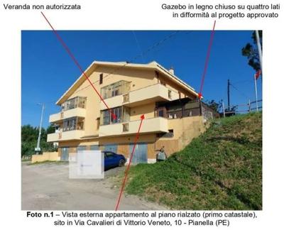 Appartamento posto al piano rialzato (primo catastale) di un fabbricato di maggiore consistenza, composto di ingresso, soggiorno, cucina, disimpegno, due bagni, due camere e due balconi.