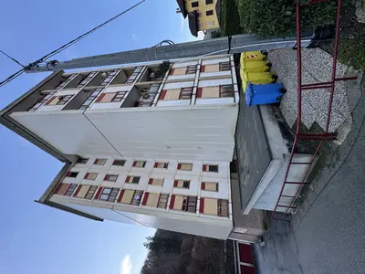 L’immobile oggetto di perizia occupa i primi tre piani...