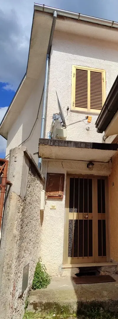 Abitazione di tipo popolare sita in Via Colle n.38, Pescosolido (FR), su tre piani S1-T-1, costituita da un fabbricato per civile abitazione in muratura ubicato nel centro storico. Identificato al catasto Fabbricati - Foglio 17, Part. 304, Sub. 3, Cat. A/4, Classe 3, Vani 6,5. Cantina ubicata in Pescosolido (FR) alla Via Colle, piano T, in un fabbricato in muratura ad unico livello ubicato nel centro storico. Identificato al catasto Fabbricati - Foglio 17, Part. 291, Categoria F/2. 