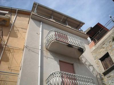appartamento sito in Ficarra (Messina) frazione centro storico via Salita...