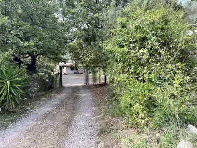 Lotto UNICO: UNITA’ IMMOBILIARE ubicata nel Comune di Giffoni Valle Piana (SA), in Via Terravecchia n. 13, in zona periferica del centro abitato. Dati catastali: ABITAZIONE Piano T: NCEU Comune di GIFFONI VALLE PIANA Fl. 43, P.lla 460, Categoria A/2, Classe 6, Consistenza 6 vani, Superficie catastale 209 mq, Rendita 511,29 €, Via Pezzotte n. SNC Piano T