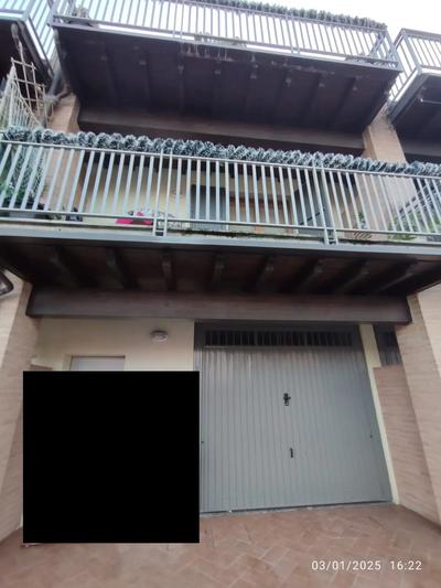 Intera piena proprietà di: Bene n.30) Villetta a schiera sviluppantesi su 3 piani fuori terra, facente parte di fabbricato inserito in un complesso condominiale e composta: al piano T, da porticato e ingresso con vano scale; al piano primo, da vano scale, atrio, bagno, cucina, soggiorno e balcone; al piano 2°, da vano scale, atrio, bagno, due camere da letto e balcone; con annesse aree cortilive antistante e retrostante; Bene n. 31) Garage pertinenziale posto al piano terra del medesimo corpo di fabbrica