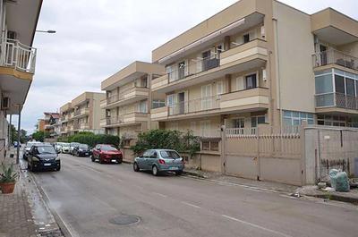 Piena ed intera proprietà di immobili siti al piano seminterrato di un complesso residenziale e precisamente: - box auto di mq. 26, facente parte del Blocco B; - cantinola di mq. 6 al piano interno del corpo scala del blocco B. Il bene è in corso di liberazione.