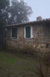 Piena proprietà di immobili e terreni costituenti nel...