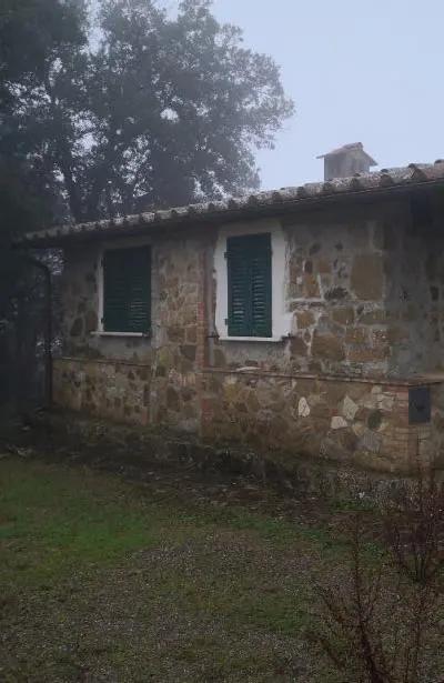 Piena proprietà di immobili e terreni costituenti nel loro complesso...