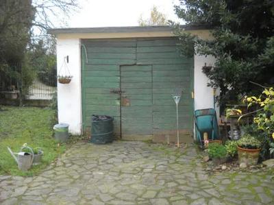cascinale bifamiliare articolato nel piano terreno e collegato internamente con altre unità immobiliari soprastanti poste al piano primo e secondo, identificate con altri subalterni. Sono presenti al piano terreno: ingresso, cucina/soggiorno, tavernetta (comprendente piscina coperta), disimpegno con servizio igienico, camera e locale di sgombero. E' inoltre presente basso fabbricato isolato uso legnaia/sgombero nel cortile antistante. Rientrano nel lotto anche terreni circostanti