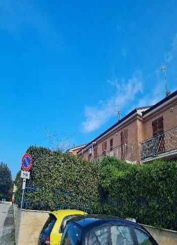 Diritti di piena proprietà di appartamento sito a Porto San Giorgio in Via Einaudi n. 8. L'unità immobiliare è ubicata nella parte Ovest dell'immobile, e precisamente è la seconda unità del piano terra a partire da Ovest. E' sita al piano terra con una cantina al Piano S1. L'abitazione è costituita da un ampio locale ad uso cucina-soggiorno, due camere, due bagni e disimpegno notte. Con una scala interna si accede alla cantina sita al PS1. Sui lati Sud e Nord sono ubicate due corti esclusive. 