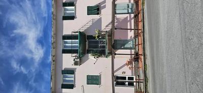 quota pari alla piena proprietà dell’appartamento interno 1 posto al piano terra, del civico 102 di Via Fratelli Canepa a Serra Riccò, con annesso box ad uso pertinenziale. L’appartamento è composto da una zona ingresso/soggiorno senza affacci esterni, un bagno ed una cucina con finestra sul prospetto ovest ed una camera da letto con finestra prospetto nord. Il box pertinenziale, è situato anch'esso al piano T con accesso (portellone in lamiera scorrevole) dal passo carrabile posto sulla via Fratelli Canepa