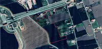 N. 10 mappali adiacenti e confinanti tra loro che formano un unico lotto di terreno agricolo (Zona E2.2 ‘Zona agricola della monocultura intensiva’, maggiori dettagli nel CDU allegato) di complessivi 23.228,00 mq., ai quali si accede tramite strada sterrata di proprietà del Consorzio di Bonifica Delta del Po; liberi al decreto.