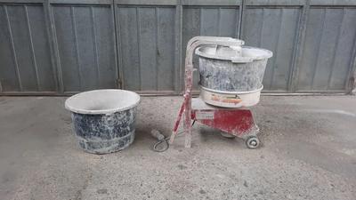 (Lotto n.13) - Mini betoniera da cantiere marca RAIMONDI modello IPERBET 110 anno 2015, diametro tazza 45 cm circa, dimensioni del bene 60x52x76 cm circa