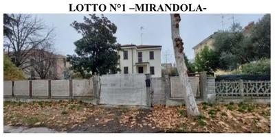 Piena proprietà di villa a piano S01-TE-Primo con annessa area cortiliva esclusiva ed autorimessa al piano S01, in un fabbricato ad uso civile abitazione posto in Comune di Mirandola, Via Circonvallazione n. 25. 