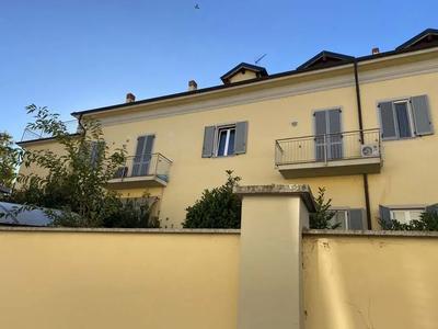 Appartamento ricompreso in contesto condominiale, posto al secondo piano in sottotetto, composto da cucina, soggiorno, camera studio, due bagni, due balconi e ampio terrazzo con annessa pertinenziale cantina al piano interrato, garage e posto auto nel cortile condominiale 