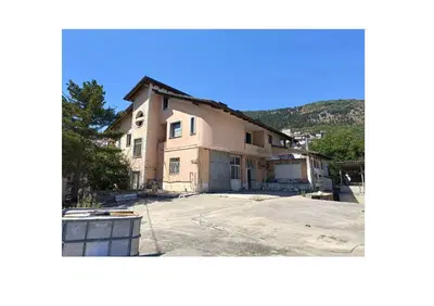 Lotto 1 - Piena proprietà di un edificio articolato su quattro livelli e costituito da 7 unità, ciascuno con caratteristiche e destinazioni d'uso differenti.