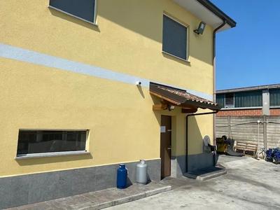 deposito di carburanti composto da:piazzale – serbatoi di stoccaggio – immobile ad uso ufficio e foresteria al piano terra e abitativo al primo piano.