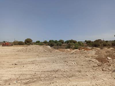 PIENA PROPRIETA' DI TERRENO AGRICOLO SITO NEL COMUNE DI RAGUSA IN C/DA CICARDO (O ANCHE IMPERATORE).COSTITUITO DA 5 PARTICELLE CATASTALI DI COMPLESSIVI MQ 39.139, IN BUONA PARTE PIANEGGIANTE, POCO  ALBERATO E PARZIALMENTE DELIMITATO