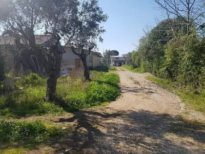 piena proprietà degli immobili siti in Comune di Latina (LT), località Borgo Santa Maria, via Cerreto la Croce: fabbricato uso deposito sviluppato su un piano terra e in parte su un piano soppalco al suo interno e manufatto edilizio che si sviluppa su un unico piano terra realizzato in legno e in parte da blocchi in laterizio con copertura a tetto a due falde con annesso porticato esterno posto in adiacenza allo stesso