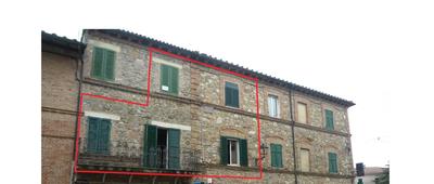 diritto di piena proprietà su immobile a destinazione residenziale  su due livelli fuori terra così composto PRIMO PIANO: soggiorno, cucina, disimpegno, corridoio, n. 2 camere, n. 2 servizi igienici  e un ripostiglio. PIANO SECONDO: (sottotetto) disimpegno, n. 2 camere e un servizio igienico, collegato al piano inferiore mediante scala interna ubicata nel soggiorno. Sono inoltre presenti 2 terrazze, un locale sottotetto al 3° piano, un ripostiglio al piano terra e una cantina al piano interrato.