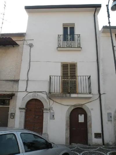 appartamento ubicato su tre piani fuori terra oltre un sottotetto sito nel...