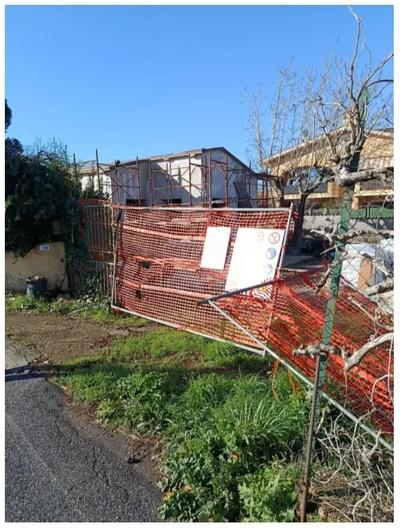 Cantiere edile a destinazione residenziale allo stato attuale rustico disposto su unico livello con accesso diretto dalla strada. 