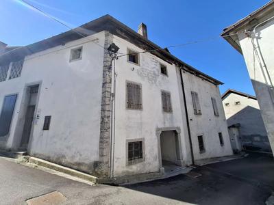 Fabbricato ad uso latteria costituito da tre piani, una sala lavorazione latte e un terreno edificabile adiacente, sito in Comune di Lauco.