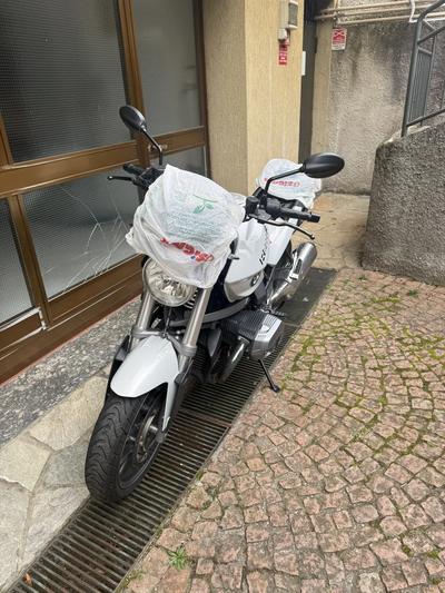LOTTO 1: Motociclo BMW R1200 bianco con boxer bicilindrico. Motociclo BMW R1200 di colore bianco con caratteristico motore boxer bicilindrico raffreddato ad aria. Il veicolo si trova in condizioni generali buone. Dotato di specchietti retrovisori e strumentazione di serie. Mancano sella e batteria.