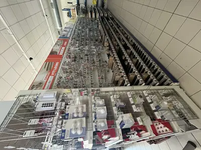 LOTTO 1: Stock di rimanenze di magazzino assortite (ferramenta, bricolage, fai da te, giardinaggio etc), arredo per l'esposizione merci, attrezzatura da ufficio e arredi